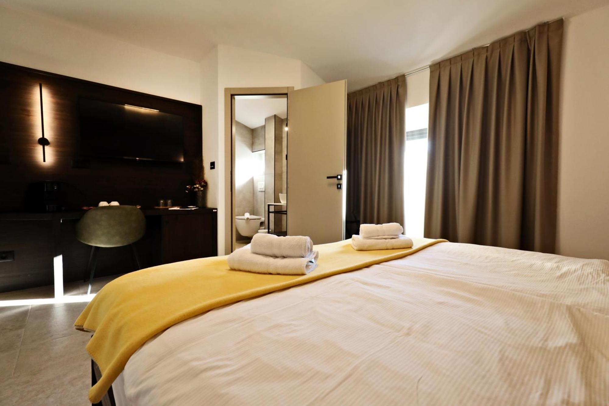 Arena Prestige Rooms Pula Exteriör bild